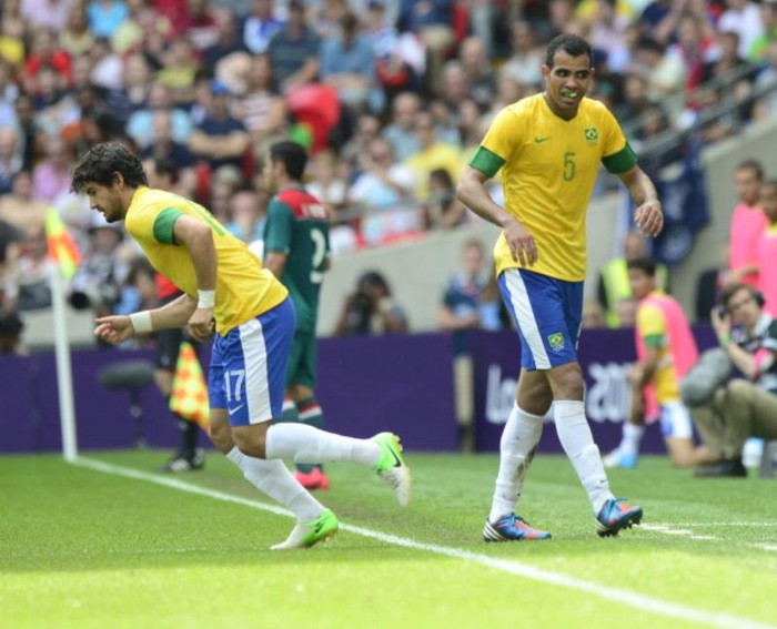 Sandro được thay ra để Pato thế chỗ phút 71.